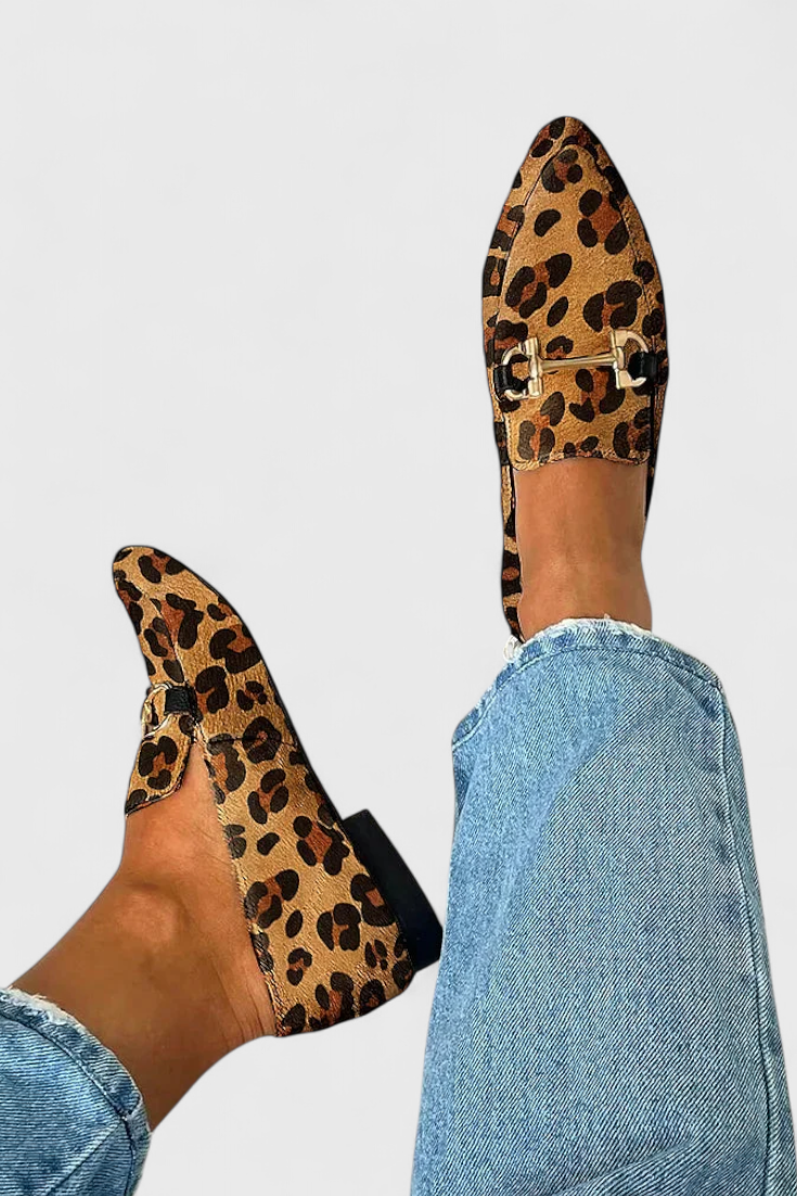 Elegante Lluvia Mokassins mit eingelegtem Muster und schmalem Absatz