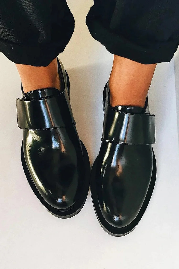 IRIS | Elegante glänzende Loafer mit Riemen für einen makellosen Stil
