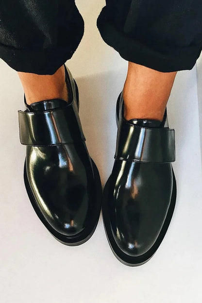 IRIS | Elegante glänzende Loafer mit Riemen für einen makellosen Stil