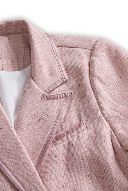 Chic Weicher Rosa Tweed-Anzug mit Femininer Schnittführung und Perlenakzenten