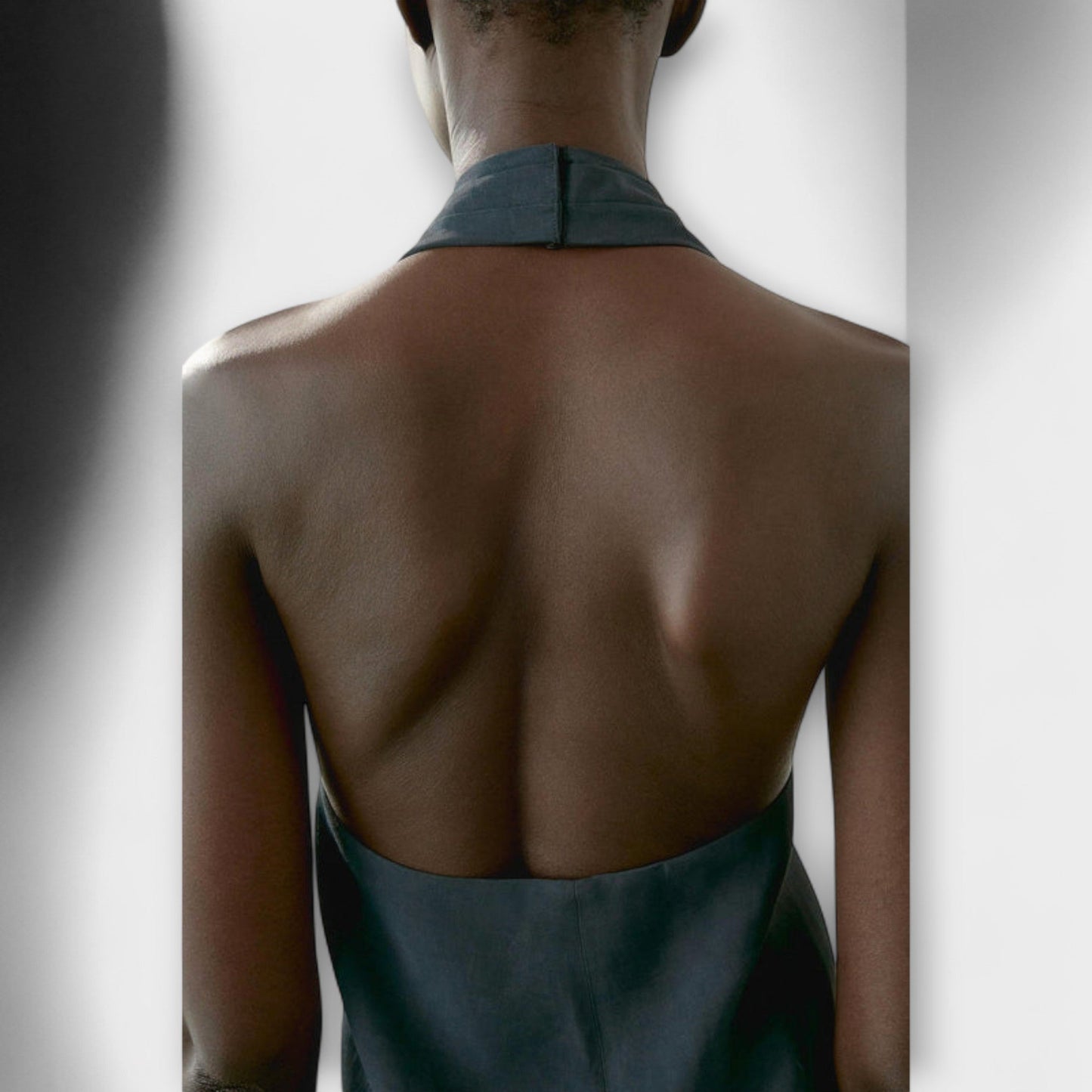 Hannah - Blauer Halter Neck Top mit Rückenausschnitt